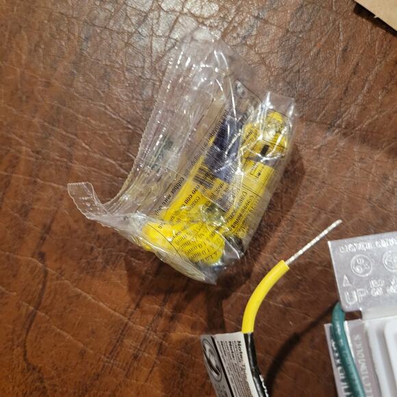 Lutron DVELV-300P-WH 300-Watt Diva Low Voltage Single Pole Dimmer, White New - Picture 9 of 10